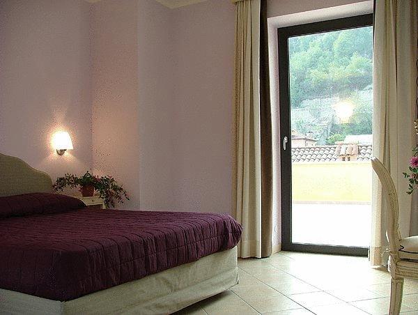 Hotel Langa In Cortemilia Экстерьер фото